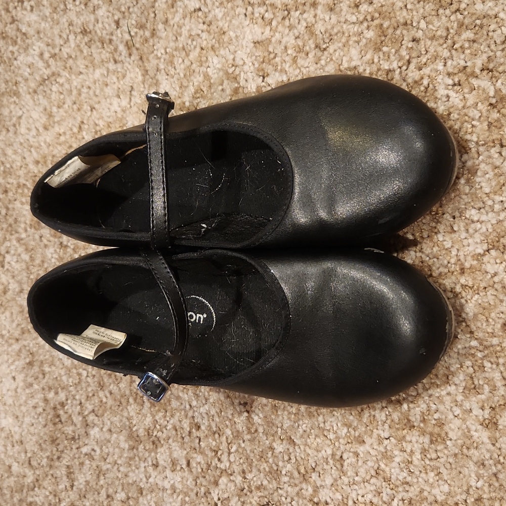 Girls Revolution tap shoes, size M
